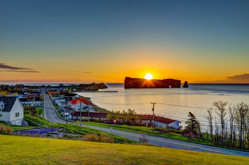 Un lever de soleil sur le célèbre Rocher Percé en Gaspésie.